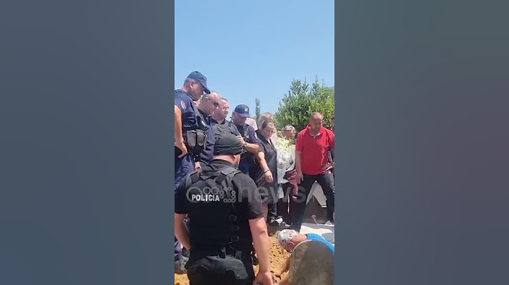 Dritan Dajti lë qelinë, i rrethuar nga policë merr pjesë në ceremoninë mortore të nënës