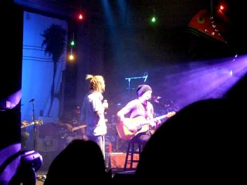 Michael Franti & Trevor Hall - hey world - Columbu...