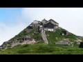 芭蕉句碑付近から眺める月山と月山神社の展望