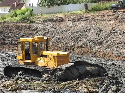 Видео: Бульдозер болотник и Драглайн чистят пруд. The bulldozer wading and Dragline clean the pond.