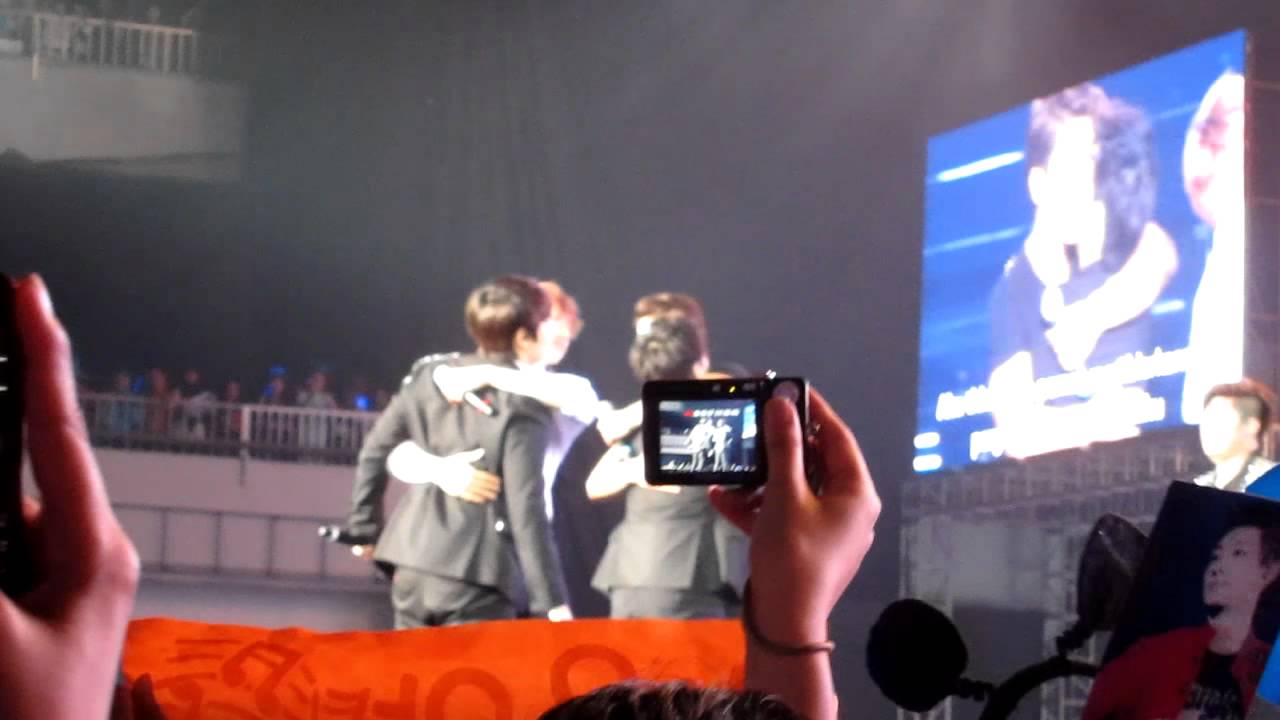 120429 SS4 INA - Haemin hugging during Destiny
