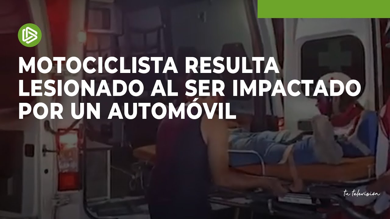 Motociclista resulta lesionado al ser impactado por un automóvil - YouTube