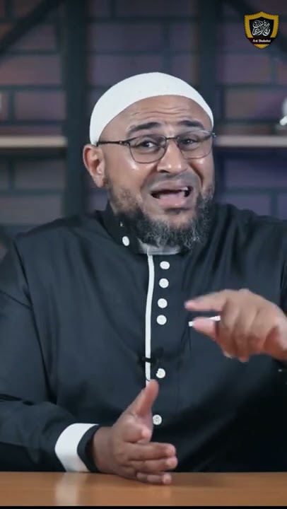 هل يمكن أن يتخلي إبراهيم عيسى عن حمالاته؟