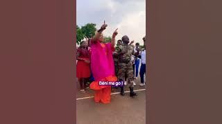 Quand un homme en tenu béni sa femme ça donne ceci 🤌🏾 #TonFeu #love on craque ou pas ⁉️ Moi Oui 🥰