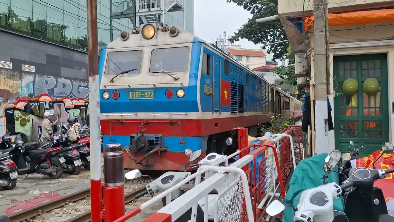 HNR 122: D19E-922 @HaiPhongRailwaysTrainsporter kéo tàu khách LP6 thông qua chắn Nguyễn Thái Học