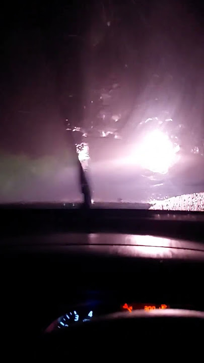 Berkendara malam hari di tengah hutan saat hujan deras
