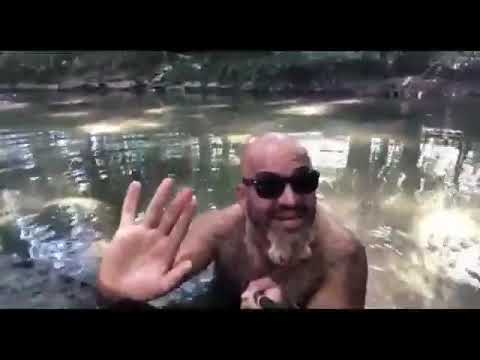 اويلي يااابه مصطفى الحجي وكذلك ايضا هينيكن باردة 