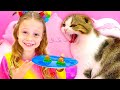Nastya finge brincar e ensina cores para gatinhos