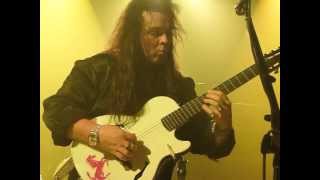 From the front row!! desde la primera fila!! yngwie malmsteen guitar
solo/dreaming/gates of babylon 13/sept/2011 live at irving plaza - new
york city mor...