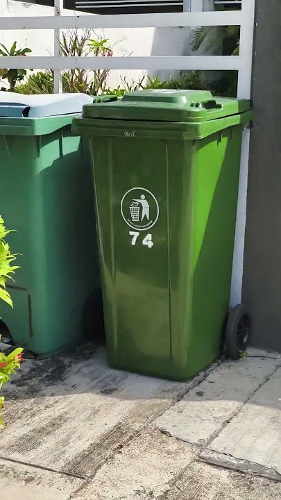 Tong sampah tebal beroda. Sesuai untuk kegunaan di mana sahaja.