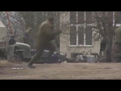 🔴 Ukraine War - Russian Soldiers Abandon Their Vehicles And Run For Cover Under Heavy Artillery Fire