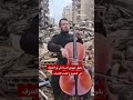 عازف تشيلو يعزف بين الأنقاض في بيروت