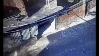 Un portón aplastó a un nene de 3 años que jugaba en la vereda: el video de la tragedia