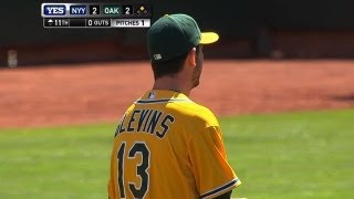 NYY@OAK: Gardner takes second on Blevins' odd throw
