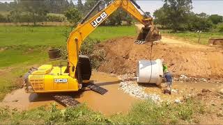 Escavadeira JCB assentando tubos by Israel Anselmo 796 views 5 months ago 4 minutes, 49 seconds