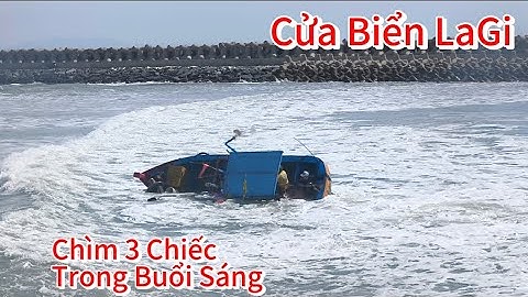 Ba Chiếc Xuồng Lưới Chìm Trong Buổi Sáng Tại Biển LaGi