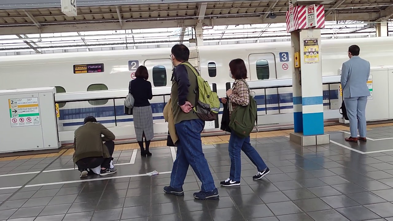 2020年11月21日のぞみ1号東京一番列車だが先行のぞみよりは空いていてスムーズに乗車が完了して発車【秋の3連休初日 】 - YouTube