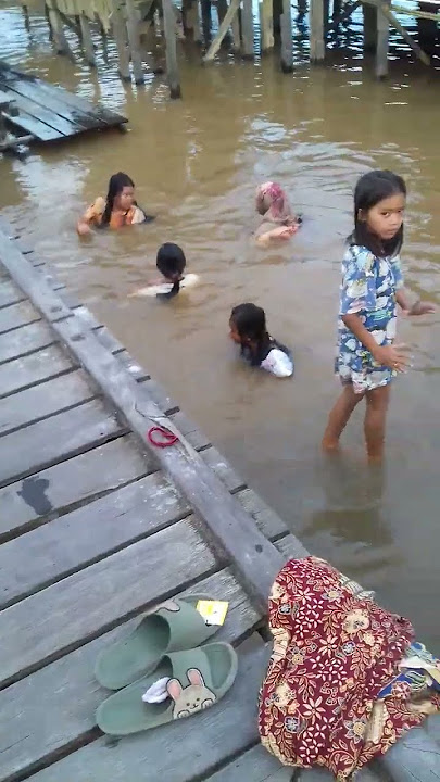 mandi sungai mahakam malah ada yang berak 😂😂😂😂😅😅😅 mara sih 😡 tapi kan bapak bapak lagi 😧😧