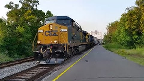 [CSX]5111 GE CW44AH Freshly Painted Front C40-9W-GP38-2 Leads Q401-08 & Bad Railjointers In Fay NC