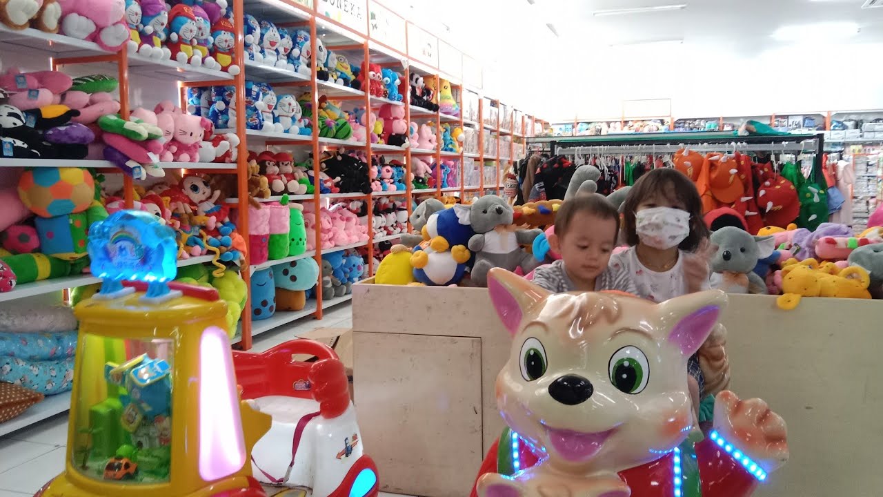 Playground in the supermarket, fidi is very happy, mom can shop