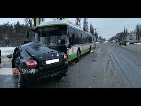 В Воронеже в столкновении легковушки и автобуса погибли мужчина и младенец.