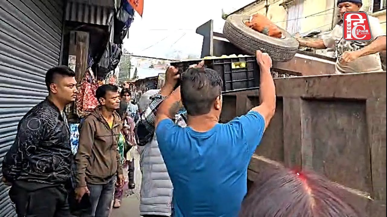 दार्जीलिङ नगरपालिकाद्वारा चौक बजारको बिच गल्ली परिसरमा कारवाही !!