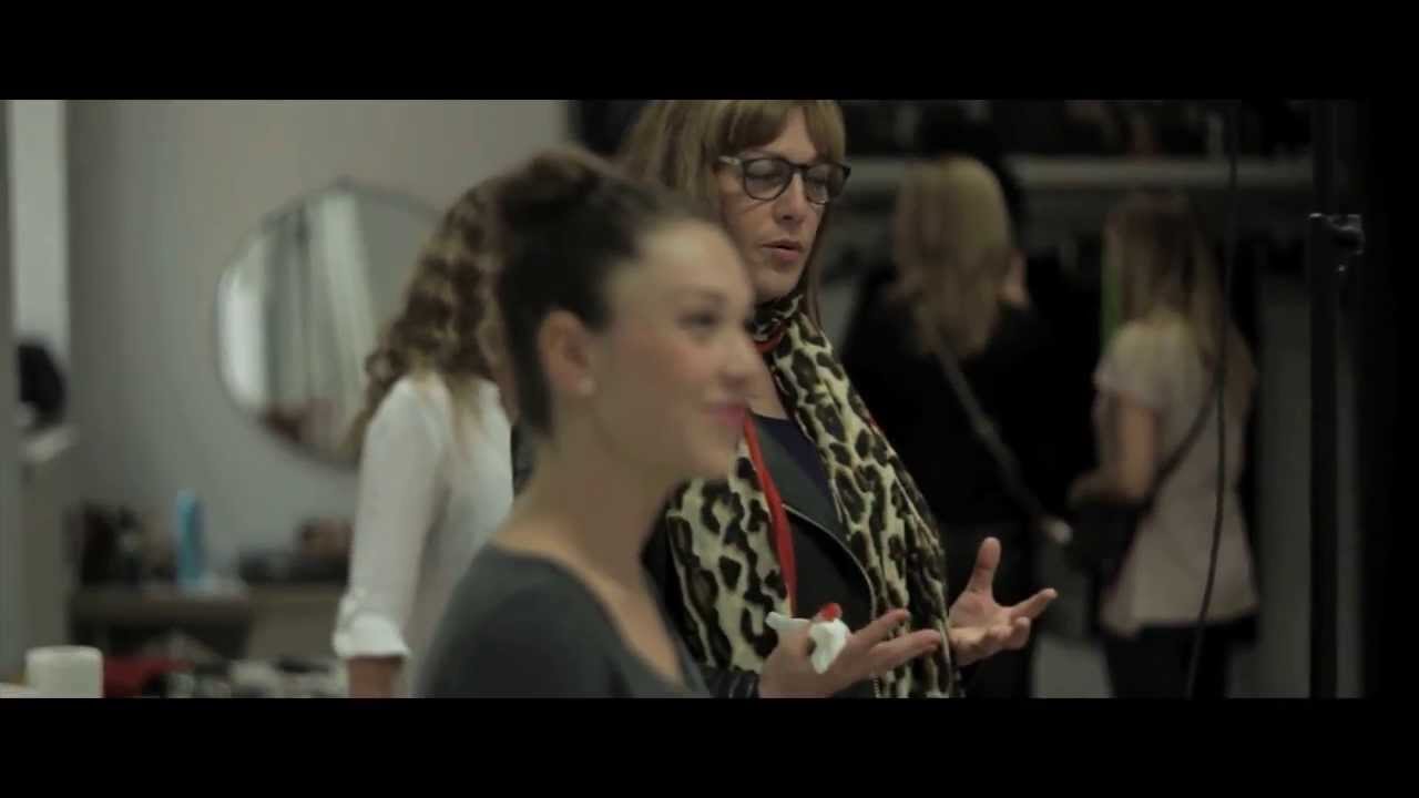 Wie arbeiten Fashion Stylisten? Hier bekommst du Backstage Eindrücke von dem Beruf