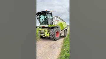 CLAAS 870 Jaguar forage harvester arriving at the field