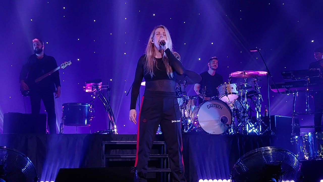 20180906 Ellie Goulding in Seoul - Love me like you do