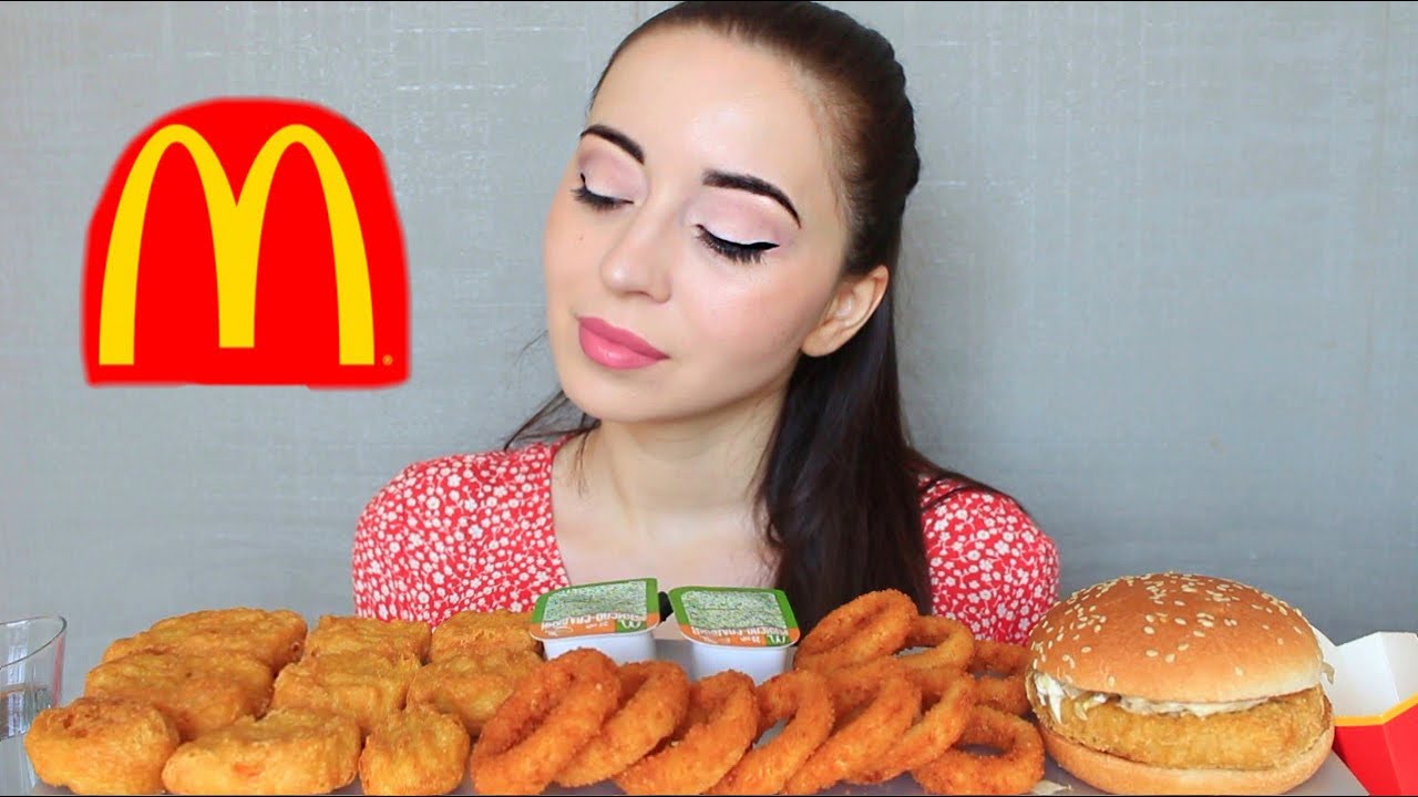 ПАНИКА, КОМП ОТКАЗАЛСЯ РАБОТАТЬ / MCDONALDS MUKBANG / Луковые кольца, Наггетсы, Ayka Emilly
