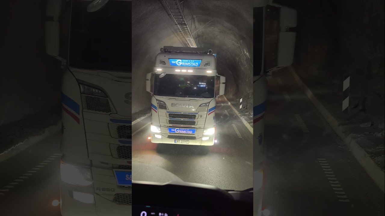 Разъезд двух грузовых в норвежском туннеле🇳🇴😬 