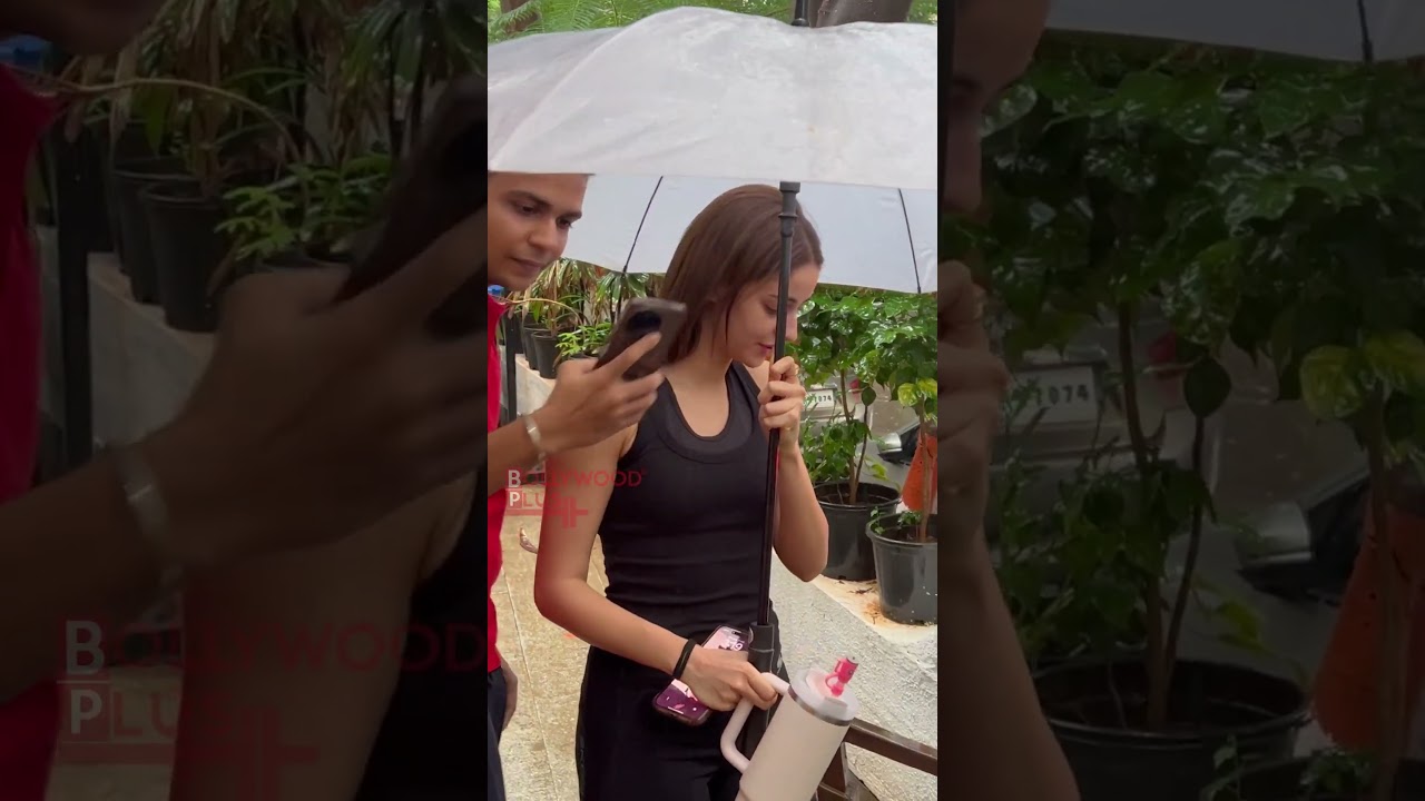 **Bollywood Plus:** Ananya Panday was spotted at the gym, looking fit and fabulous! 💪✨