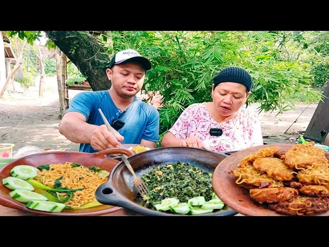 Pertama kali Mbah ibuk masak mie korea hot! class=