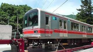 2019年8月7日 猛暑の中、碓氷峠に電車が行く!? 東京メトロ 丸ノ内線 02系 02-127F 編成の1号車 02 127、2号車 02 227が陸送!  国道18号 碓氷バイパス