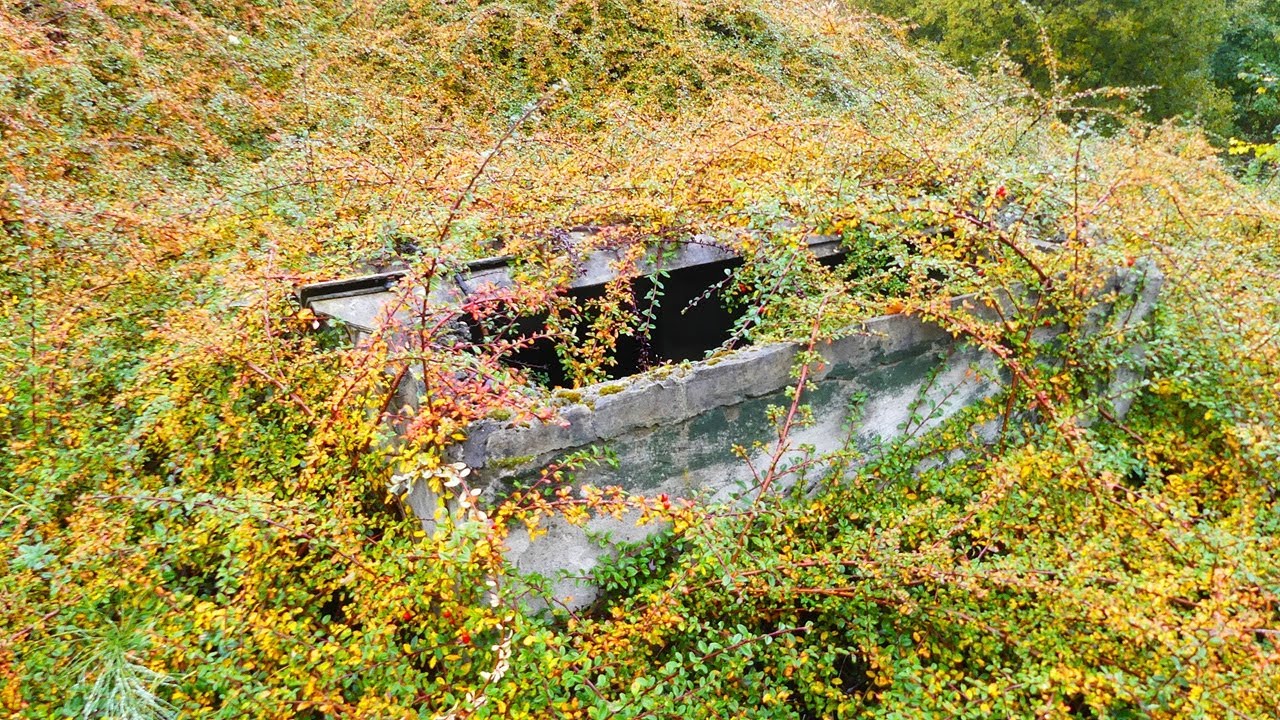 Tiefer Schacht führt in geheime Basis