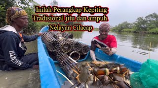 Panen melimpah kepiting besar dengan alat tradisional cilacap