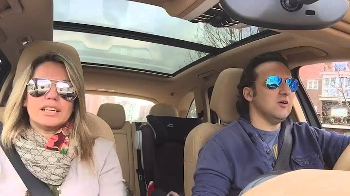 Iker Jimenez y Carmen Porter cantando una rumba en el coche