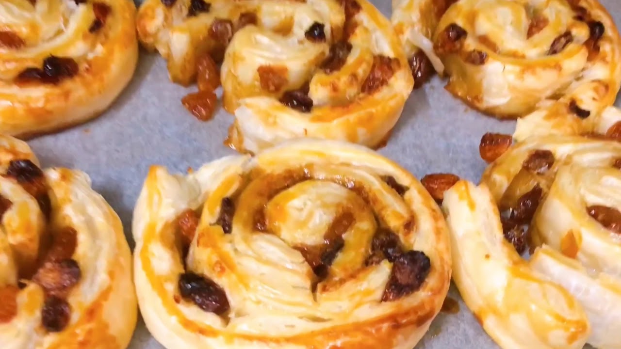 Rum raisin cinnamon rolls by puff pastry. Bánh cuộn nho khô tẩm rượu và ...