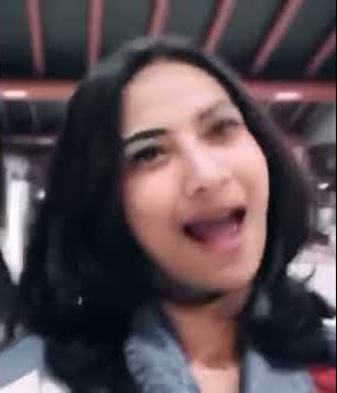 Vanessa Angel goyangan lidahnya bikin pusing kepala bawah.