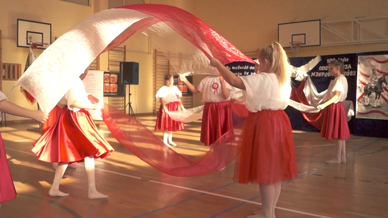 Taniec z flagami - Zespół Szkolno-Przedszkolny w Łącznej