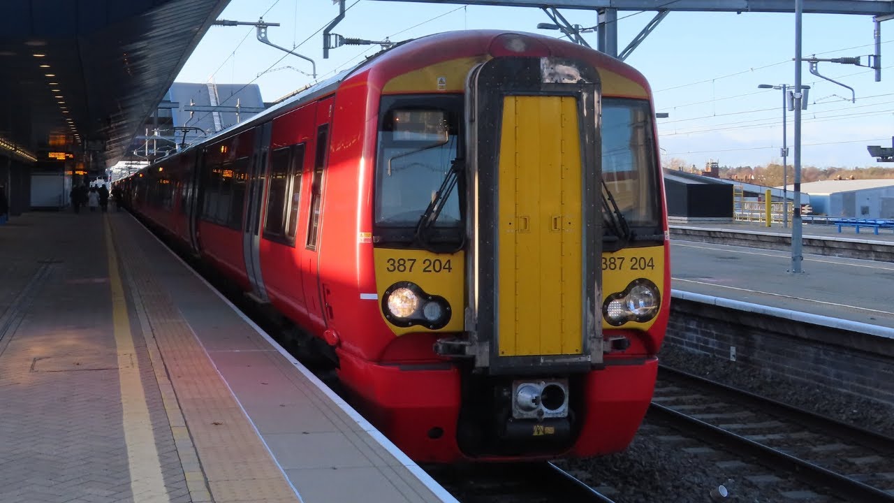 UK: Debranded Gatwick Express liveried Electrostar unit no. 387204 leaves  Reading, on loan from GTR - YouTube