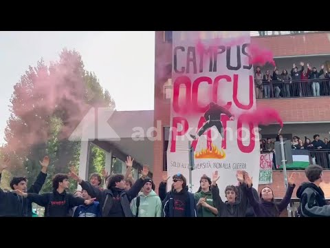 Video Torino, gli studenti del Campus occupato: Soldi all'università, non alla guerra