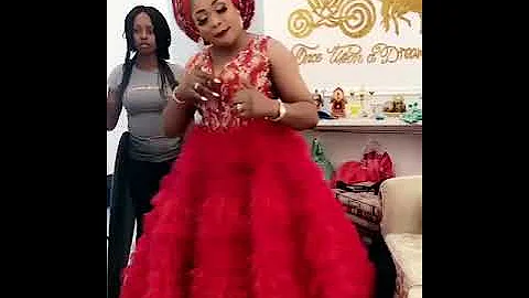 Kemi Afolabi doing the Shaku Shaku dance