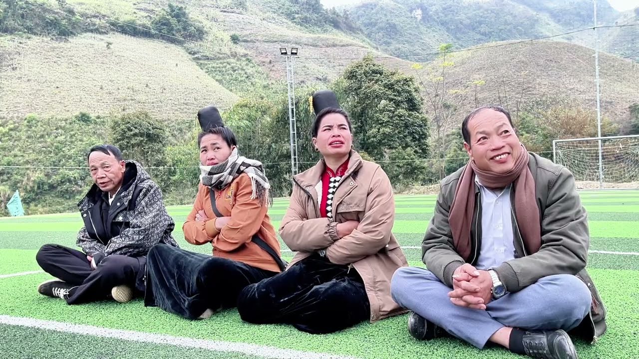 Lần Này Hai Chàng Trai Quyết Tâm Tán Đổ Hai Em Gái Xinh Đep Tại Sân Bóng Đá Bản Mớ, Co Mạ