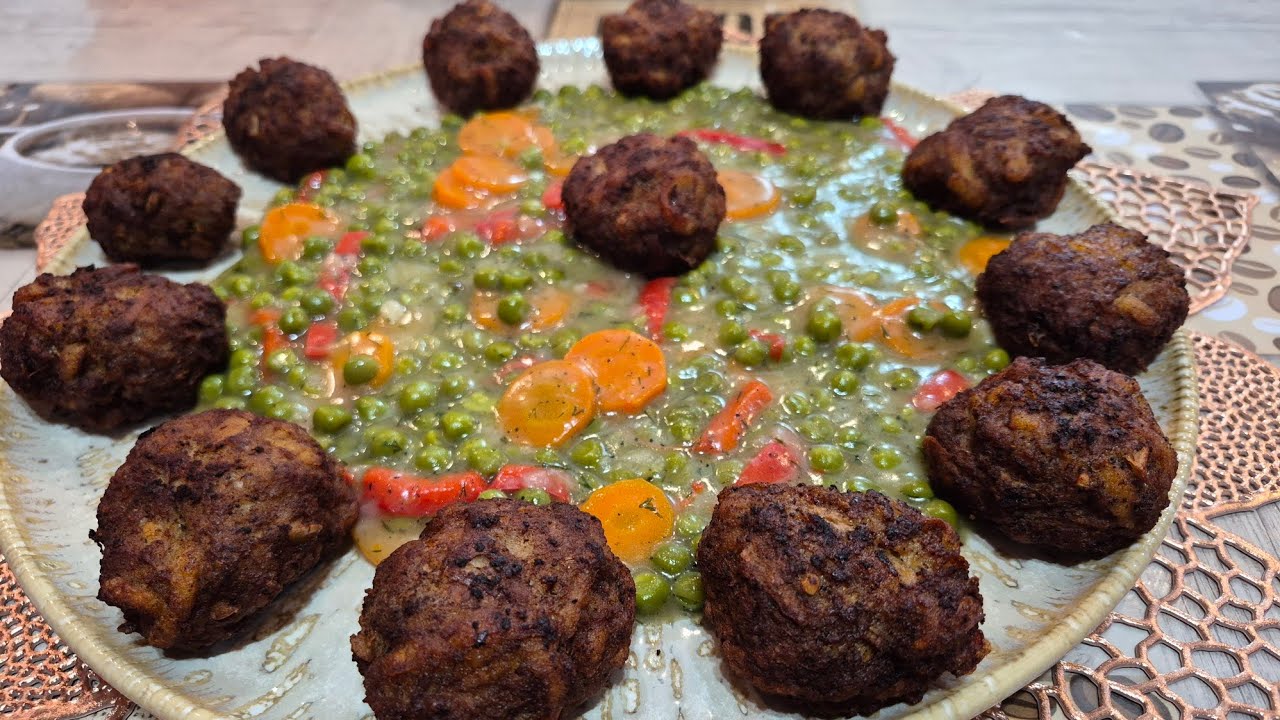 Sos de mazăre verde cu chiftele de porc – rețetă tradițională, gustoasă și ușor de făcut