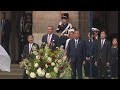 Japanse keizer en keizerin leggen krans bij Nationaal Monument