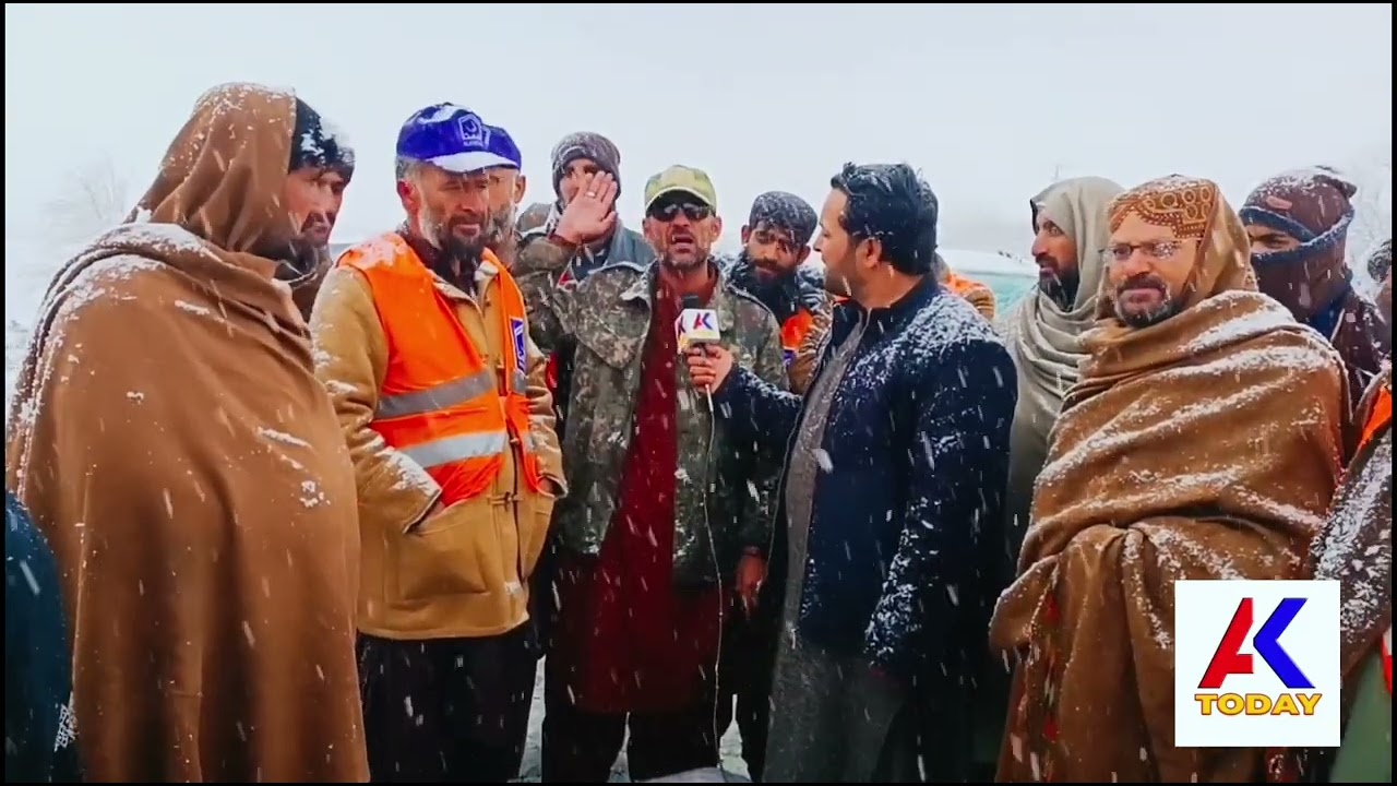 After heavy snowfall in Kan Mehtarzai volunters of Al Khidmat Foundation reched to help th pasengers