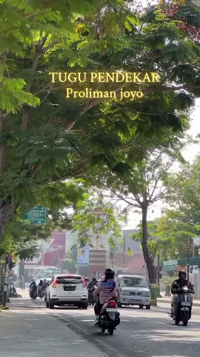 Aktivitas warga Madiun disekitar simpang 5 tugu pendekar proliman joyo