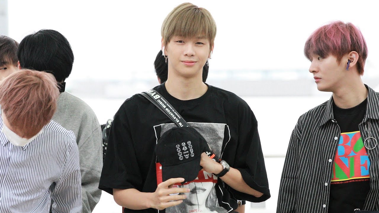 180906 워너원(WannaOne) 모자 자랑하는 강다니엘 (KANG DANIEL)