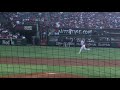 大谷翔平が試合前に初登場するとファンは歓声を上げる。彼は怪我を避けるためにウォームアップするためにフィールド上を走るライトを行います。Fans cheering during warm-up